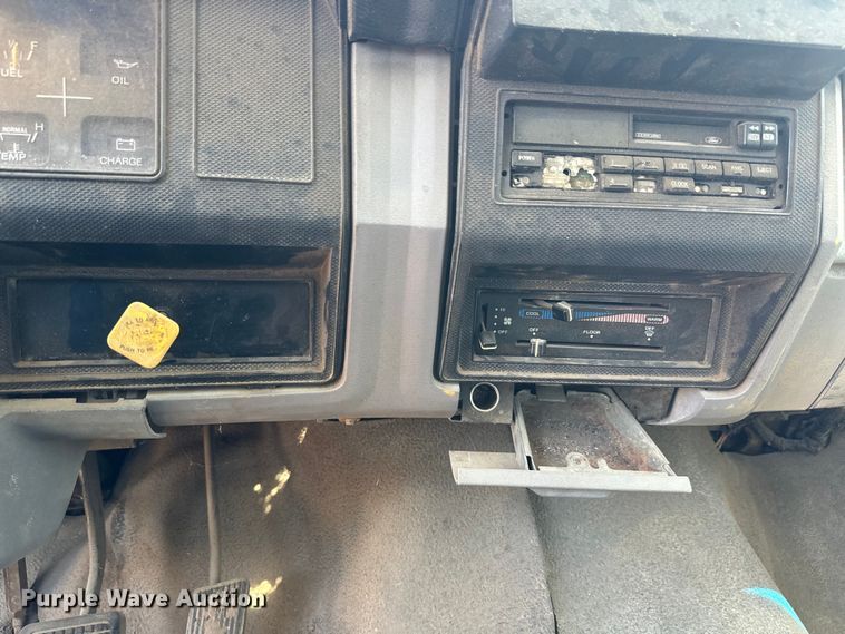 image for item DQ6772 1995 Ford F700 dump truck