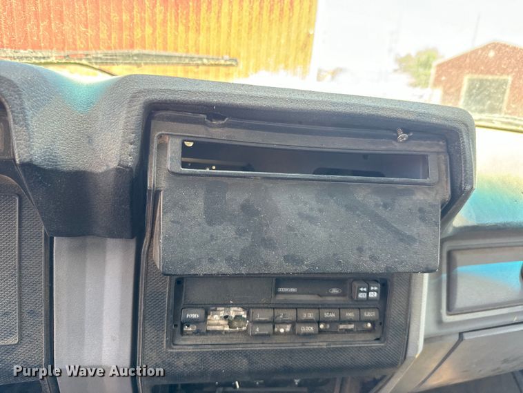 image for item DQ6772 1995 Ford F700 dump truck