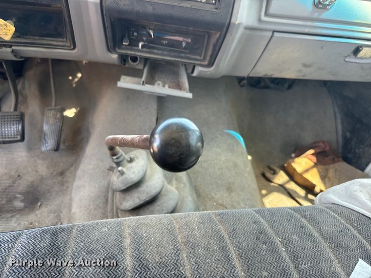 image for item DQ6772 1995 Ford F700 dump truck