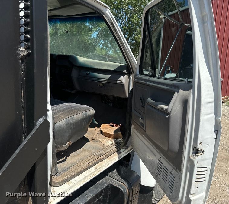 image for item DQ6772 1995 Ford F700 dump truck