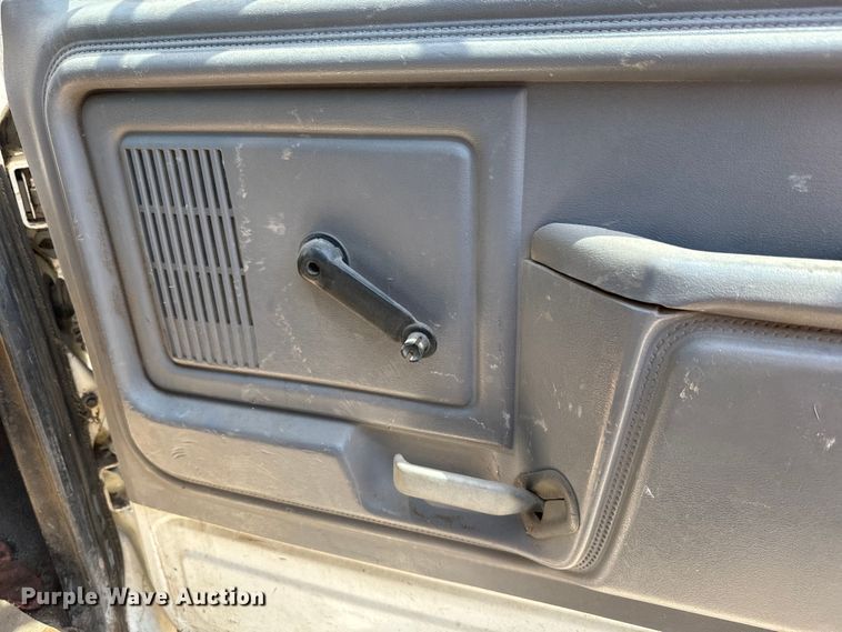 image for item DQ6772 1995 Ford F700 dump truck