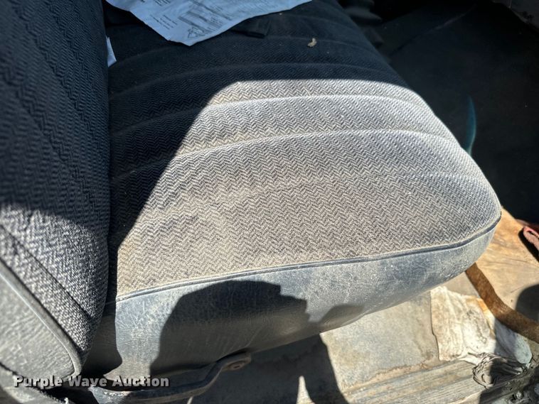 image for item DQ6772 1995 Ford F700 dump truck