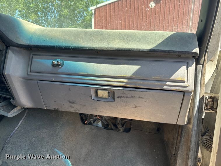 image for item DQ6772 1995 Ford F700 dump truck