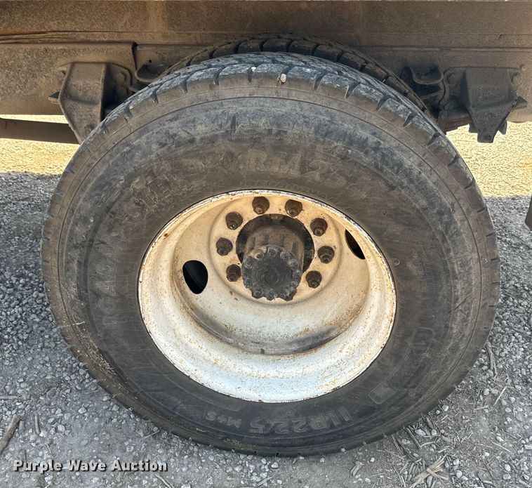 image for item DQ6772 1995 Ford F700 dump truck