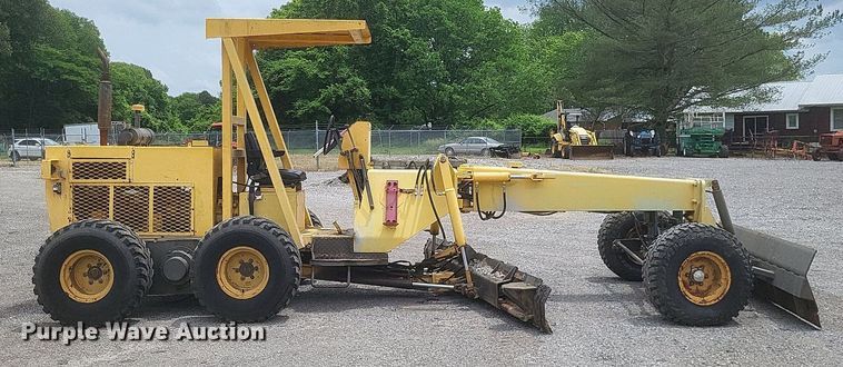 image for item DR4778 Gehl motor grader