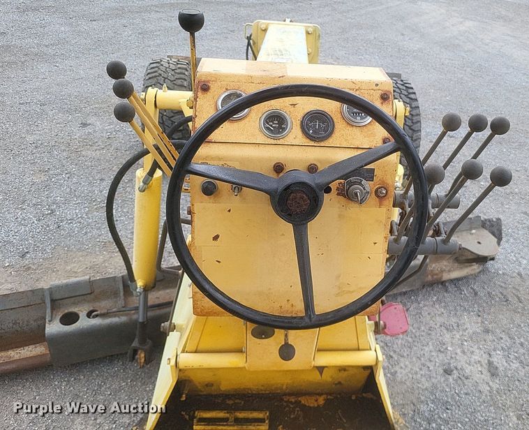 image for item DR4778 Gehl motor grader