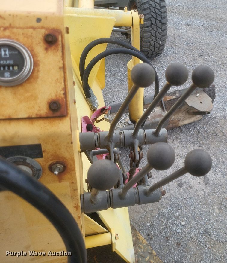 image for item DR4778 Gehl motor grader