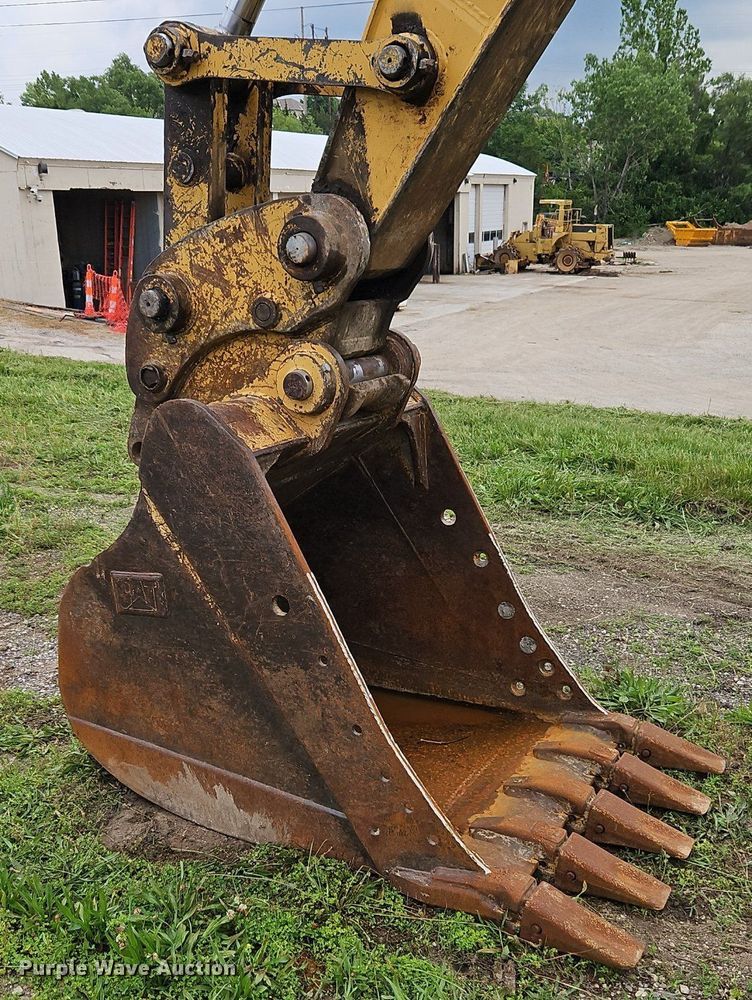 image for item DR8635 2002 Caterpillar  325C excavator