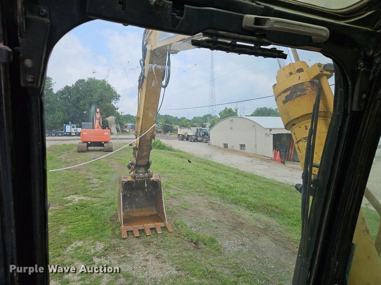 image for item DR8635 2002 Caterpillar  325C excavator