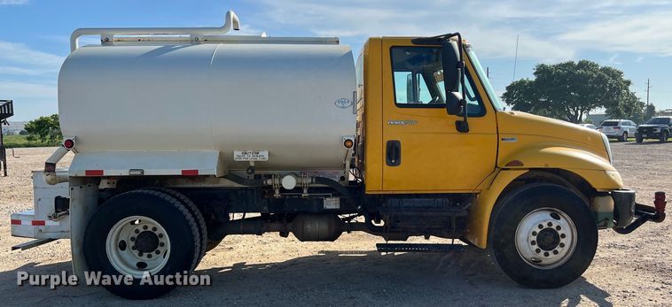 image for item DS3067 2013 International  DuraStar 4300  water truck