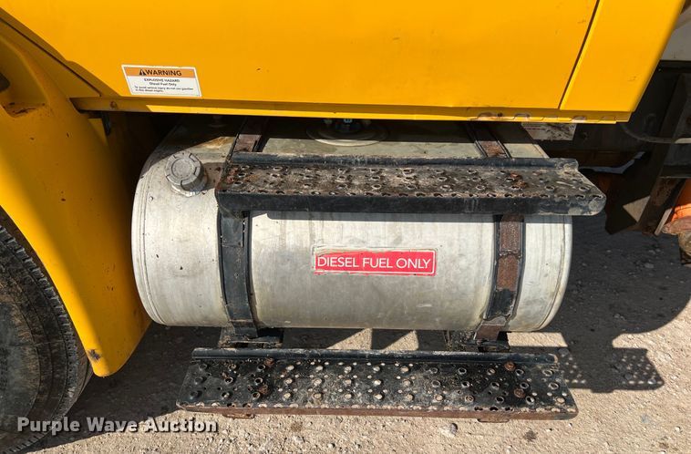 image for item DS3067 2013 International  DuraStar 4300  water truck