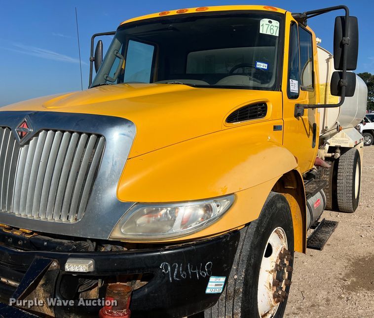 image for item DS3067 2013 International  DuraStar 4300  water truck