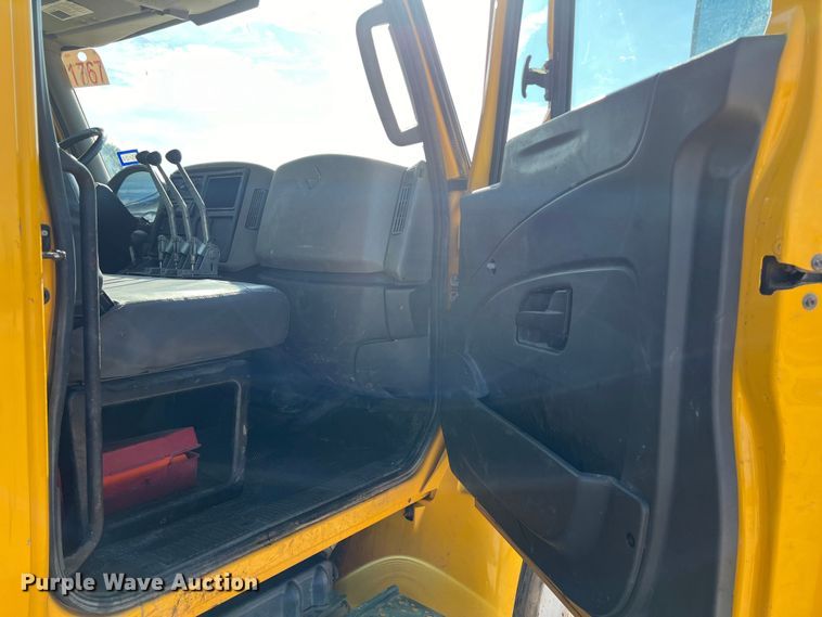 image for item DS3067 2013 International  DuraStar 4300  water truck