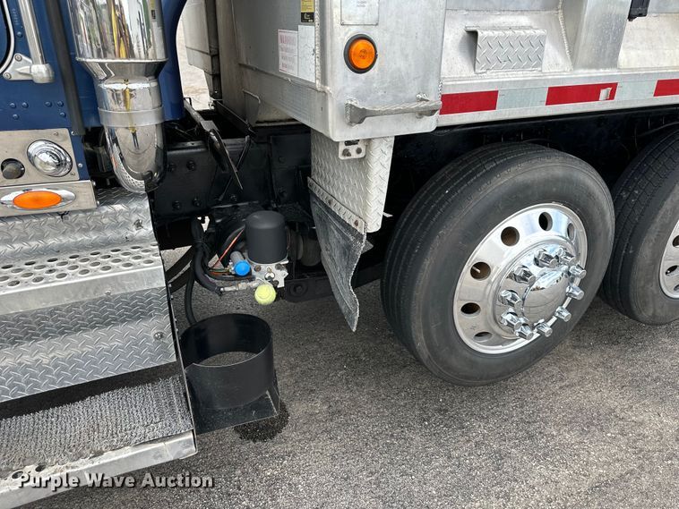 image for item DS4169 2004 Kenworth  T800 dump truck