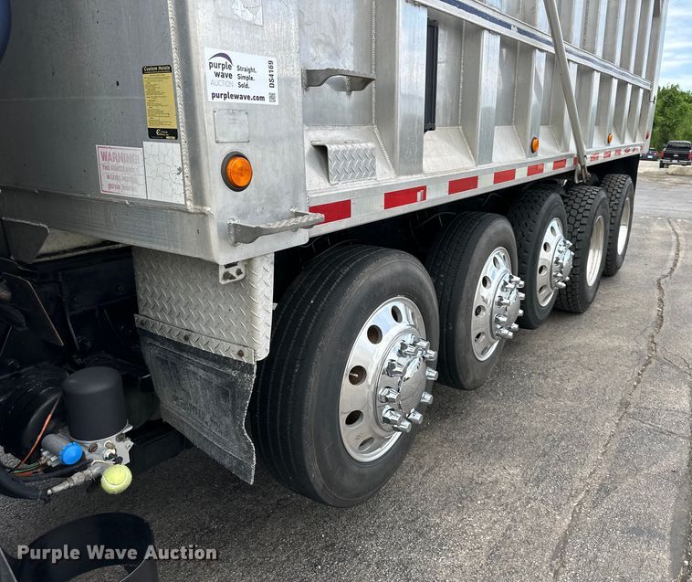 image for item DS4169 2004 Kenworth  T800 dump truck