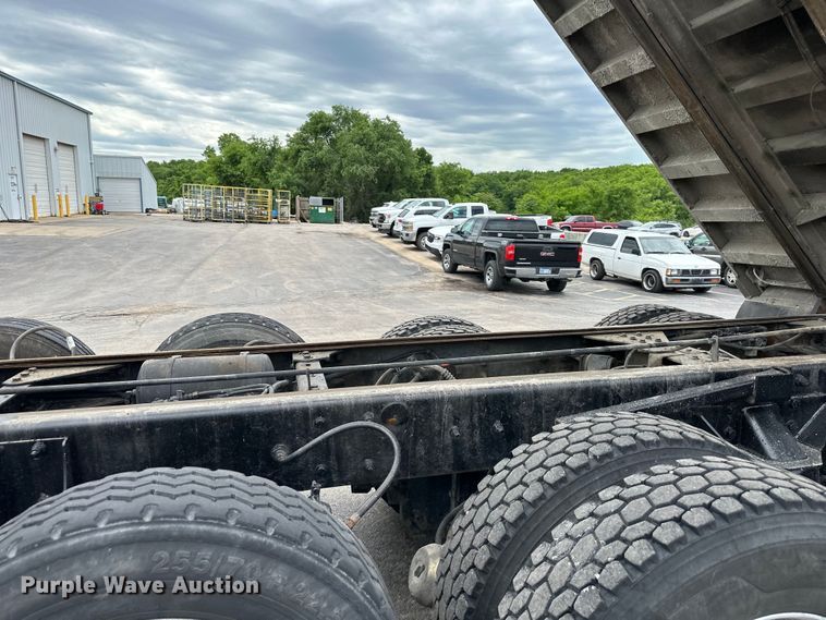 image for item DS4169 2004 Kenworth  T800 dump truck