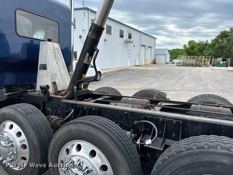 image for item DS4169 2004 Kenworth  T800 dump truck