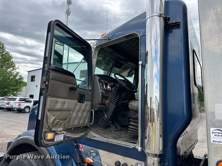 image for item DS4169 2004 Kenworth  T800 dump truck