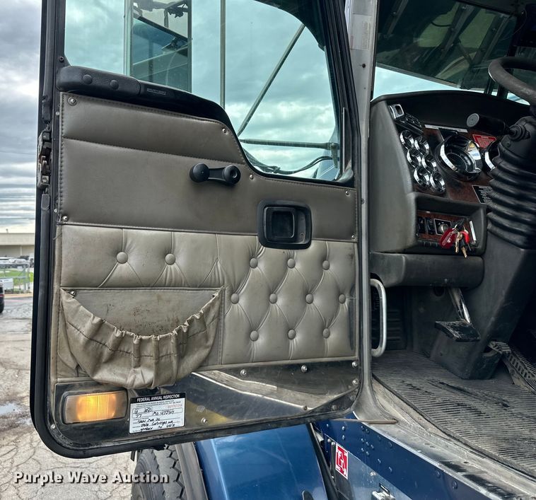 image for item DS4169 2004 Kenworth  T800 dump truck