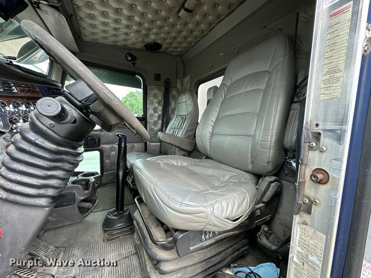 image for item DS4169 2004 Kenworth  T800 dump truck