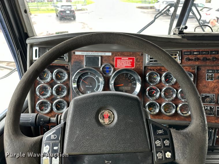 image for item DS4169 2004 Kenworth  T800 dump truck