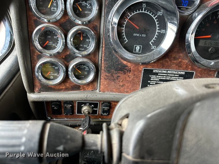 image for item DS4169 2004 Kenworth  T800 dump truck