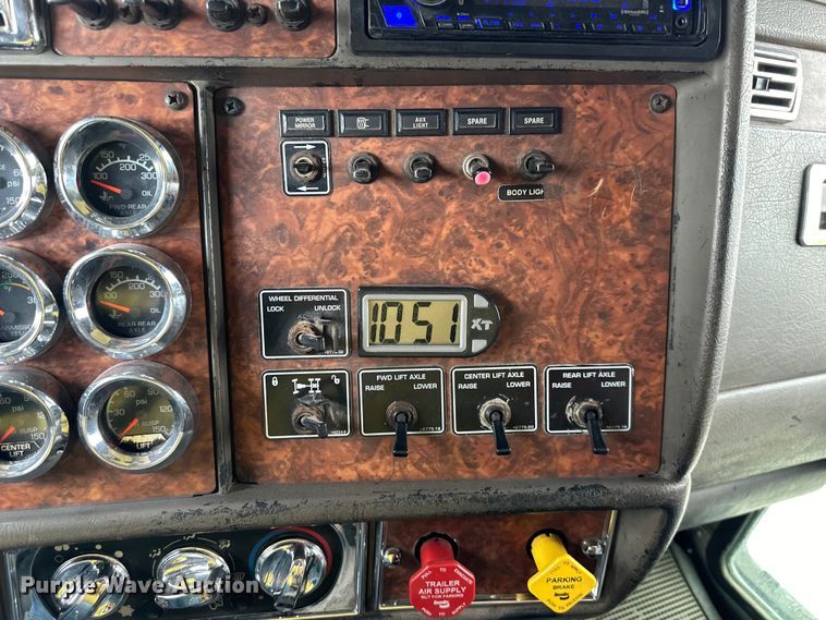 image for item DS4169 2004 Kenworth  T800 dump truck