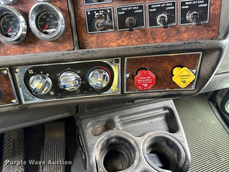 image for item DS4169 2004 Kenworth  T800 dump truck