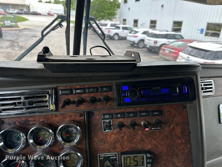 image for item DS4169 2004 Kenworth  T800 dump truck