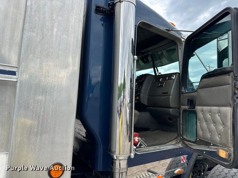 image for item DS4169 2004 Kenworth  T800 dump truck