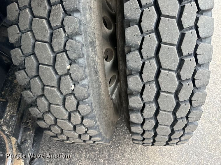 image for item DS4169 2004 Kenworth  T800 dump truck