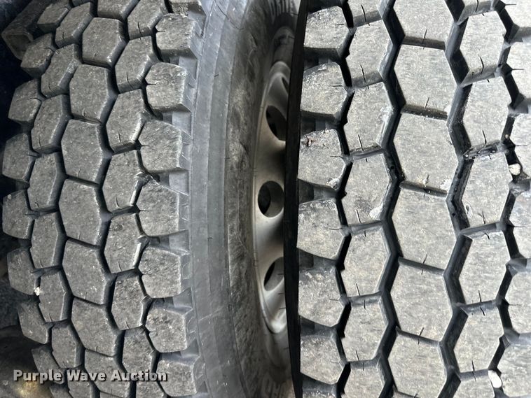 image for item DS4169 2004 Kenworth  T800 dump truck