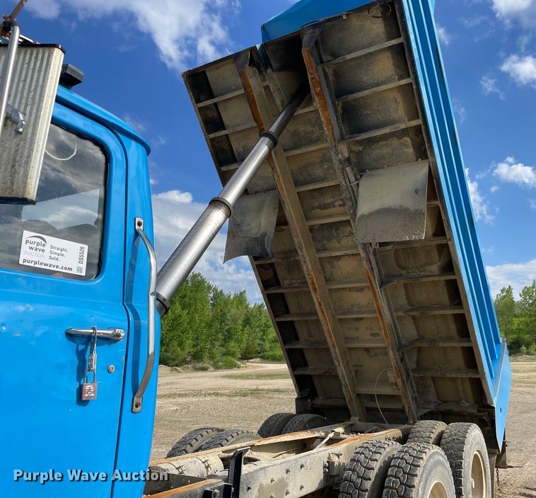 image for item DS5526 1996 Mack  DM688SX dump truck