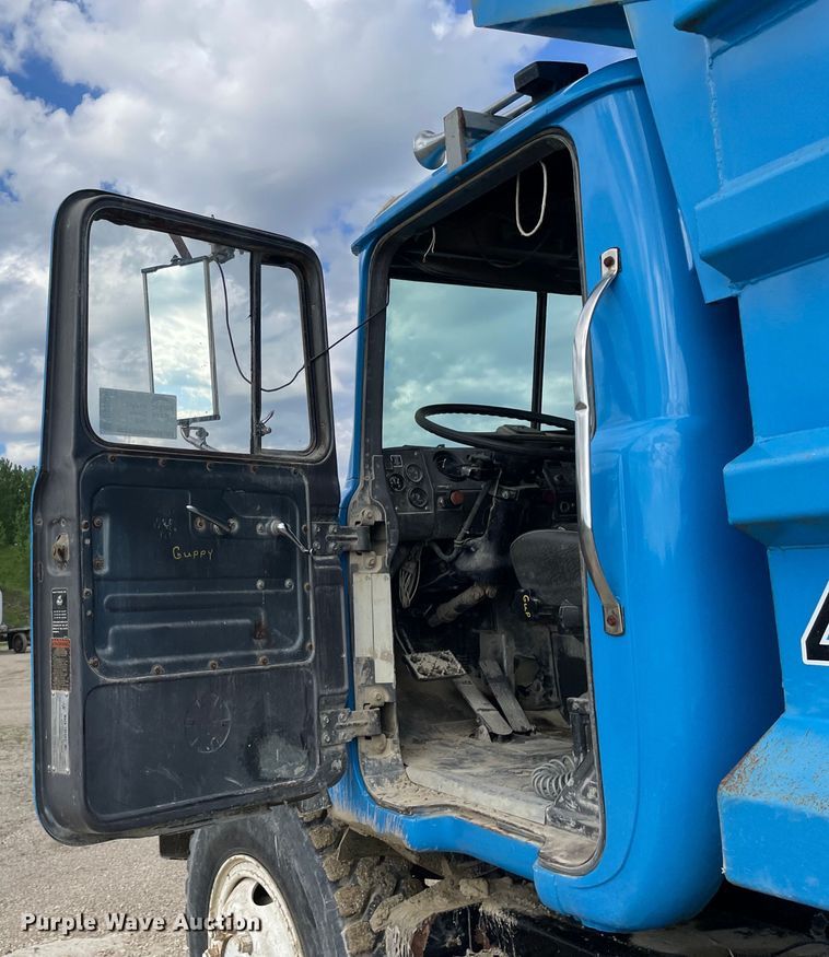 image for item DS5526 1996 Mack  DM688SX dump truck