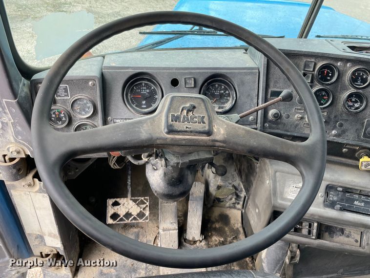 image for item DS5526 1996 Mack  DM688SX dump truck