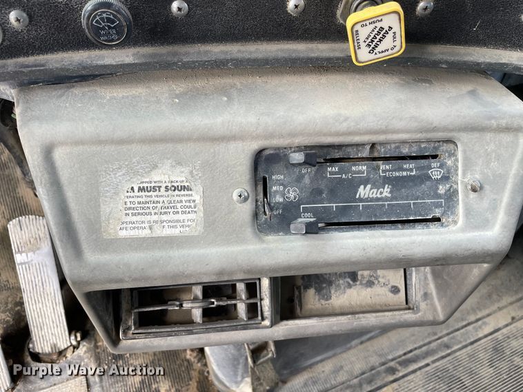 image for item DS5526 1996 Mack  DM688SX dump truck