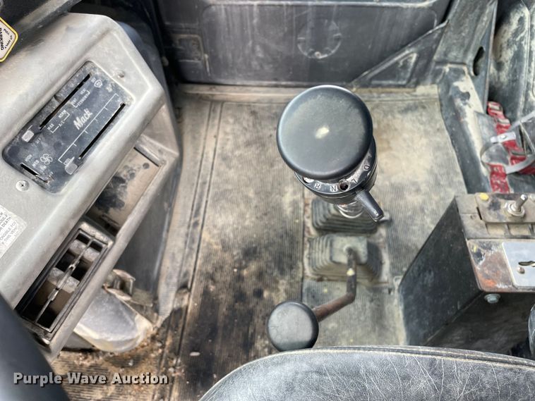 image for item DS5526 1996 Mack  DM688SX dump truck