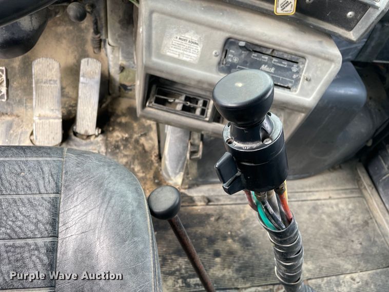 image for item DS5526 1996 Mack  DM688SX dump truck