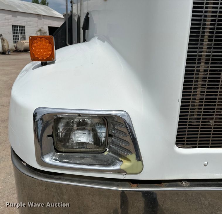 image for item DW5001 2001 Peterbilt 330 flatbed truck