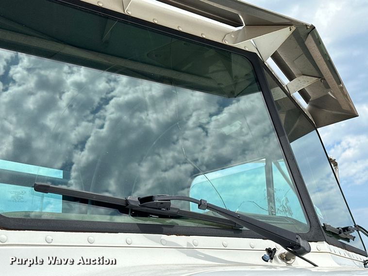 image for item DW5001 2001 Peterbilt 330 flatbed truck