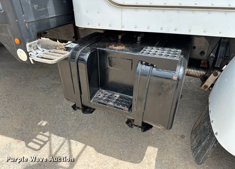 image for item DW5001 2001 Peterbilt 330 flatbed truck