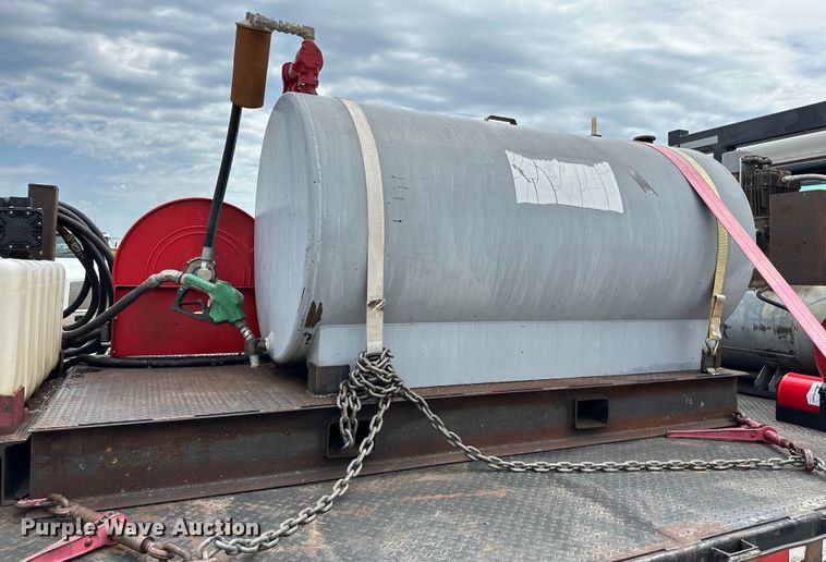 image for item DW5001 2001 Peterbilt 330 flatbed truck