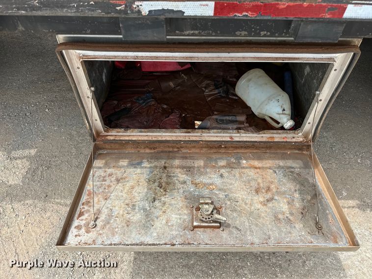 image for item DW5001 2001 Peterbilt 330 flatbed truck