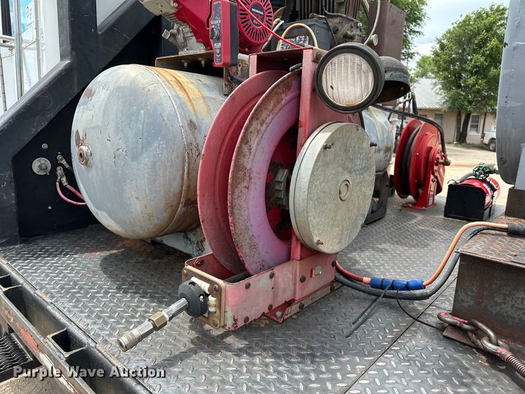 image for item DW5001 2001 Peterbilt 330 flatbed truck