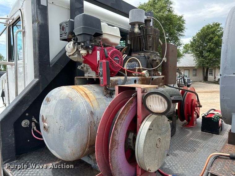 image for item DW5001 2001 Peterbilt 330 flatbed truck