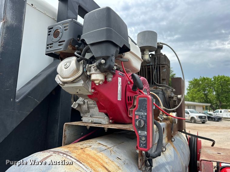 image for item DW5001 2001 Peterbilt 330 flatbed truck