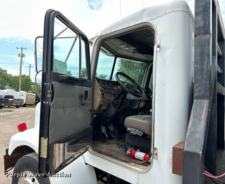 image for item DW5001 2001 Peterbilt 330 flatbed truck