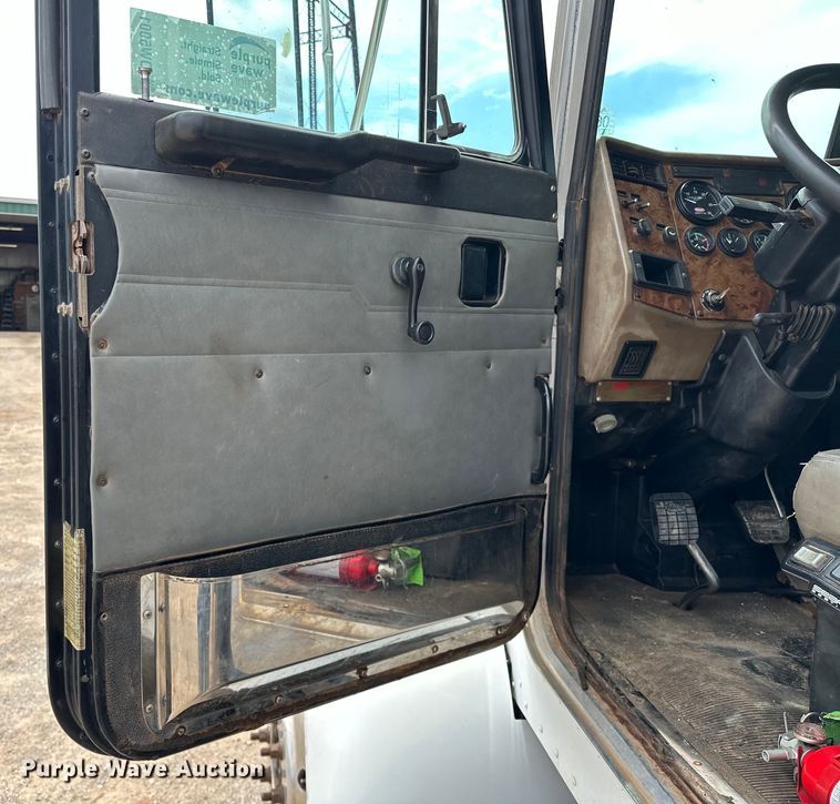 image for item DW5001 2001 Peterbilt 330 flatbed truck