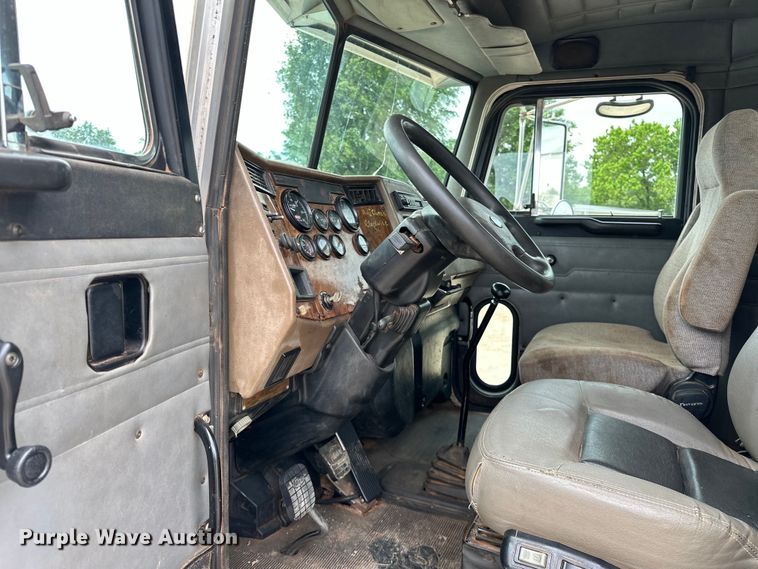 image for item DW5001 2001 Peterbilt 330 flatbed truck