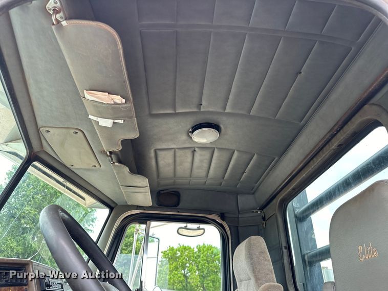 image for item DW5001 2001 Peterbilt 330 flatbed truck